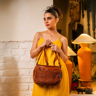 Vienna - The Medium Sling Bag -Cognac